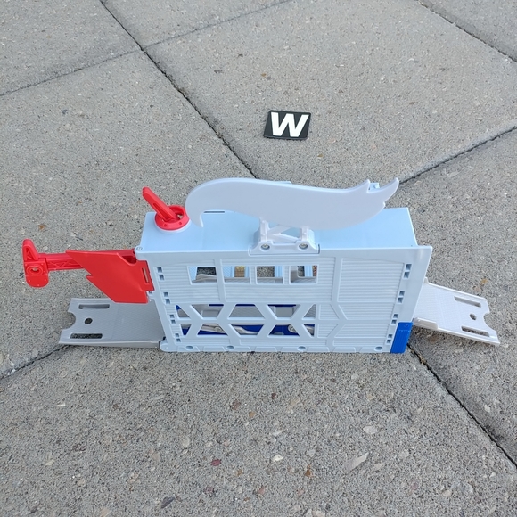 Mattel Toys Hot Wheels City Power Lift Garage Portable Play Set